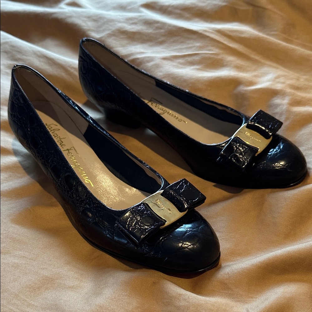 Salvatore Ferragamo Vara leather pumps Sz 6.5 C